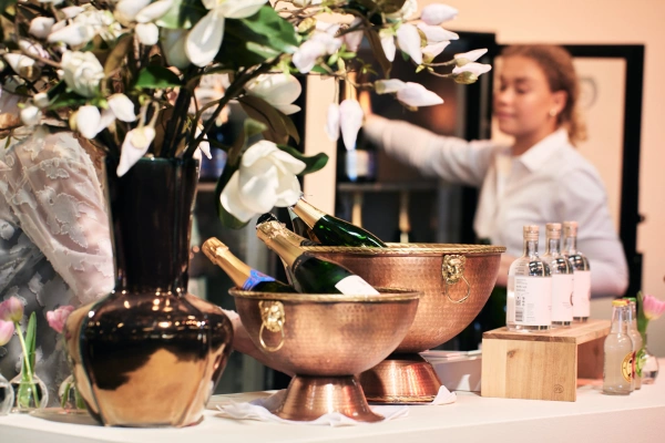 Champangebar med vackra blommor